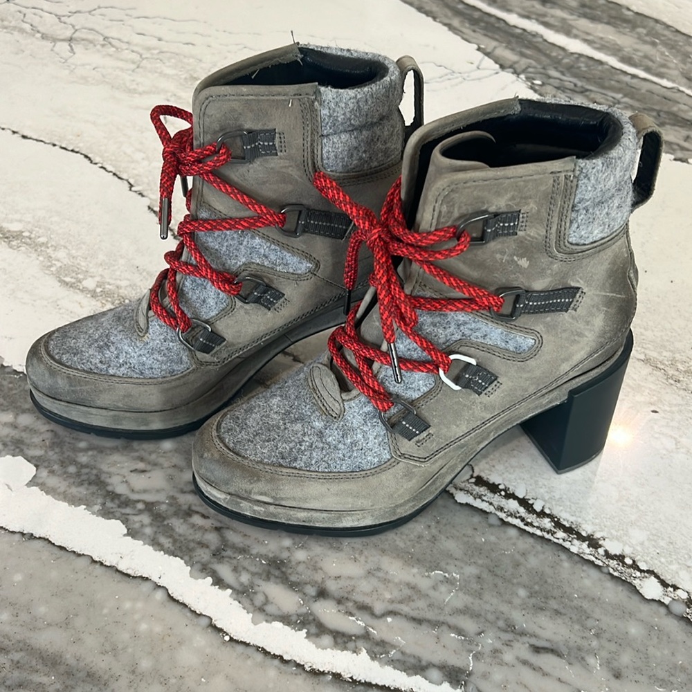 Sorel Blake laced heeled boot. Size 9